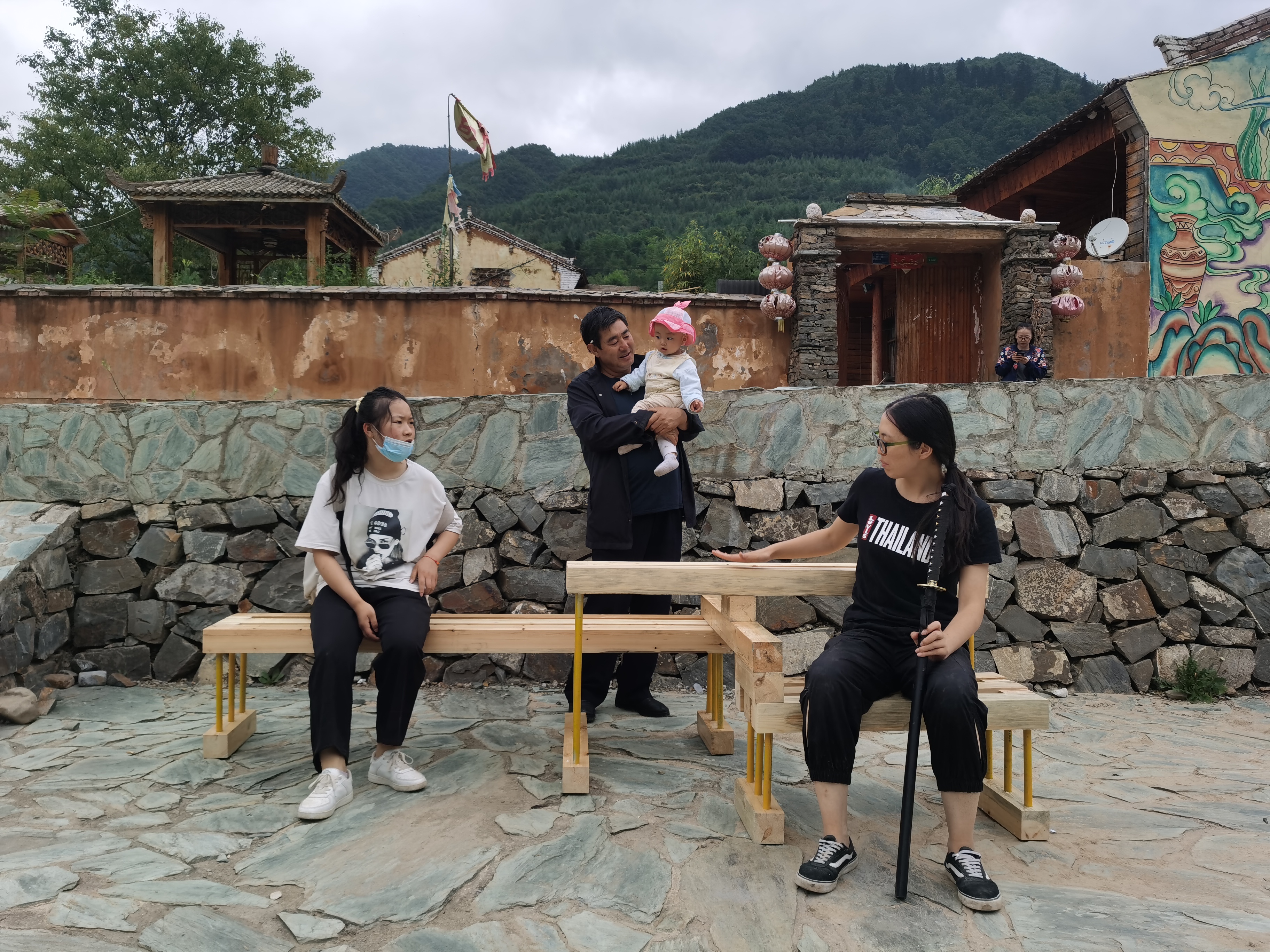 天津大学建筑学院师生帮助宕昌鹿仁村打造木椅景观,将作业写在祖国大地上。
