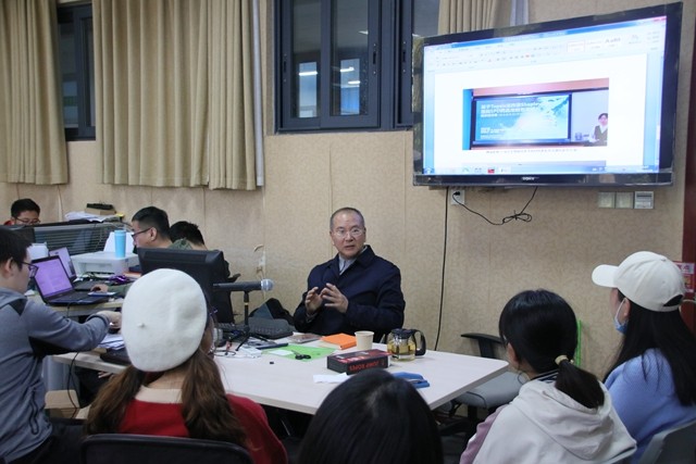 3、刘伟老师指导学生科创.jpg