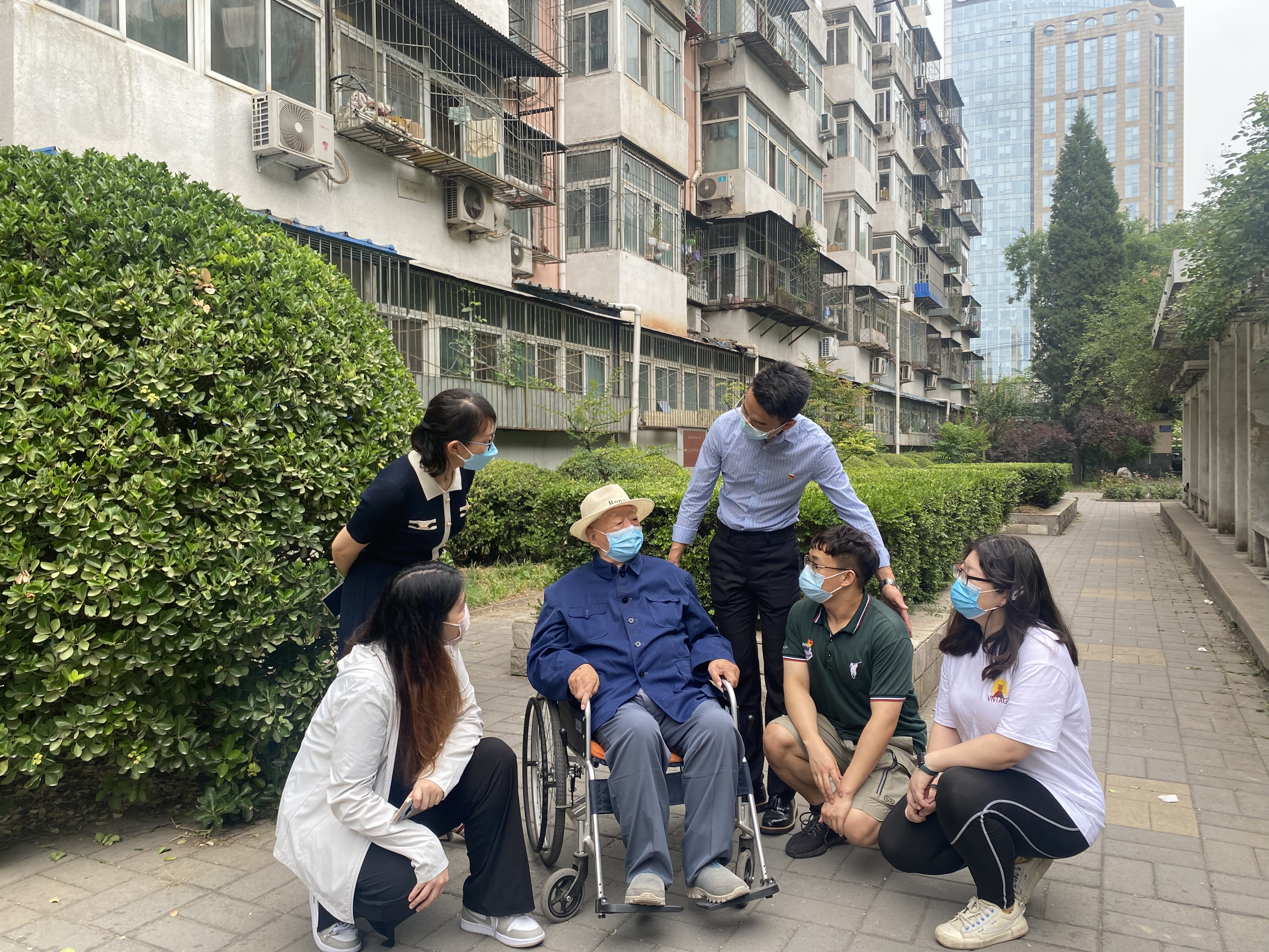 老党员.jpg