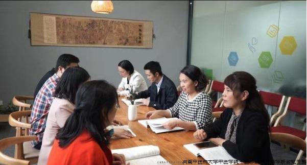 车志英书记带领支部党员和教师进行集体备课.jpg