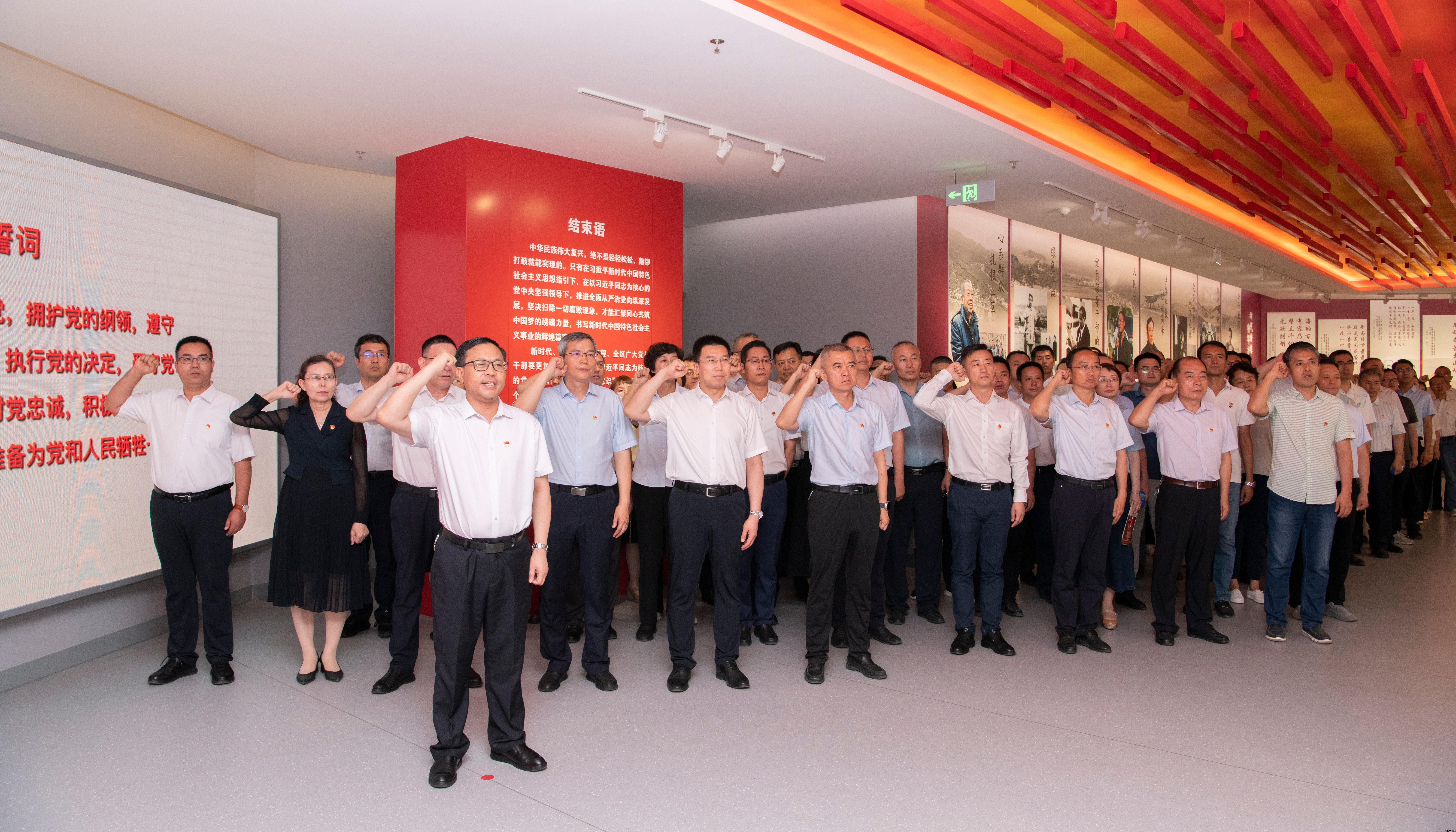 组织党员领导干部参观新疆警示教育中心.jpg