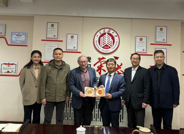 与校领导合影