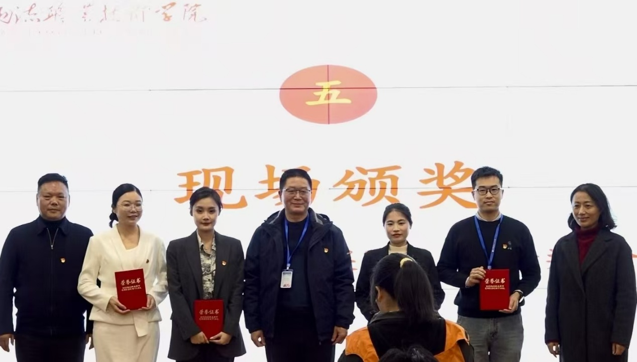 （湖南农业大学组织部常务副部长覃红燕和湖南现代物流职院纪委书记刘贵书、副校长邢伟为三等奖获奖选手颁奖）
