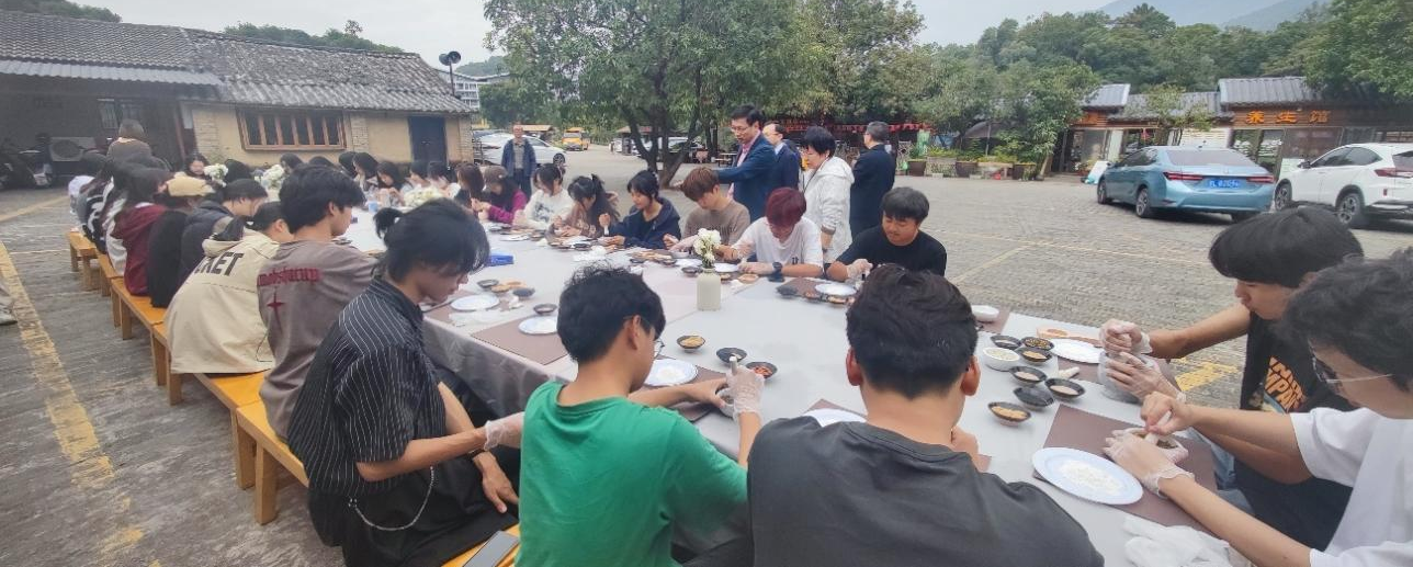 在罗浮山下的劳动课上学生们体验本土美食艾叶糍粑制作过程