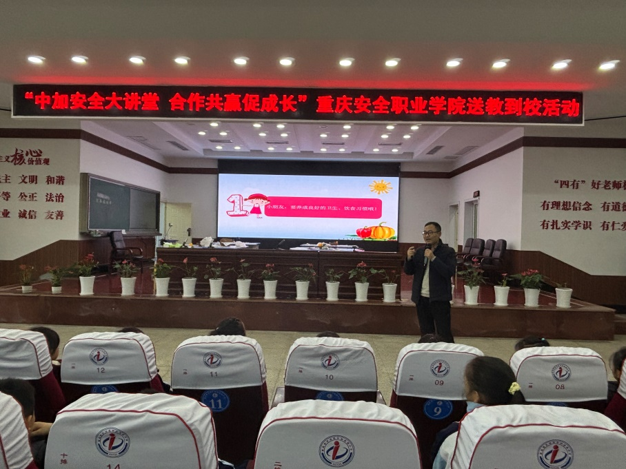 师生开展送教到校活动