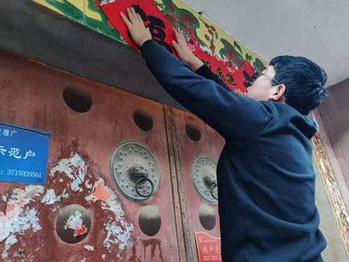 石青云帮助老人贴春联