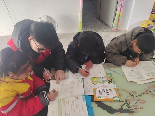 刘亚振为儿童辅导作业