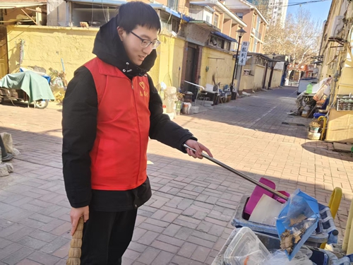 杨明达在清扫街道垃圾
