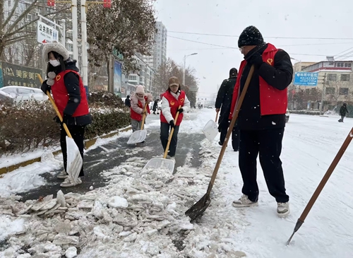 高硕在清扫街道积雪