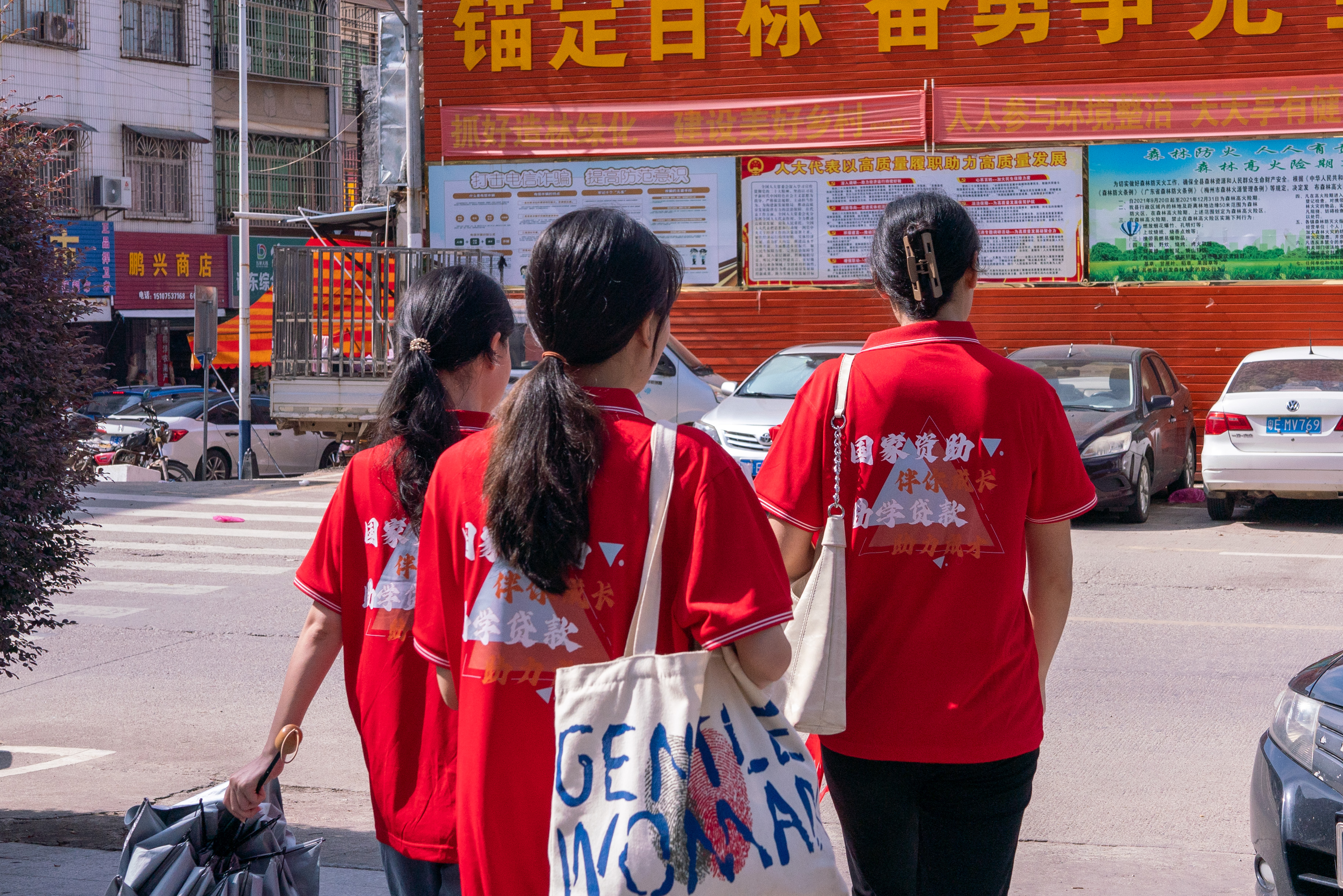 图为融媒体资助宣传实践队队员走访街道现场。(陈坚信 供图)