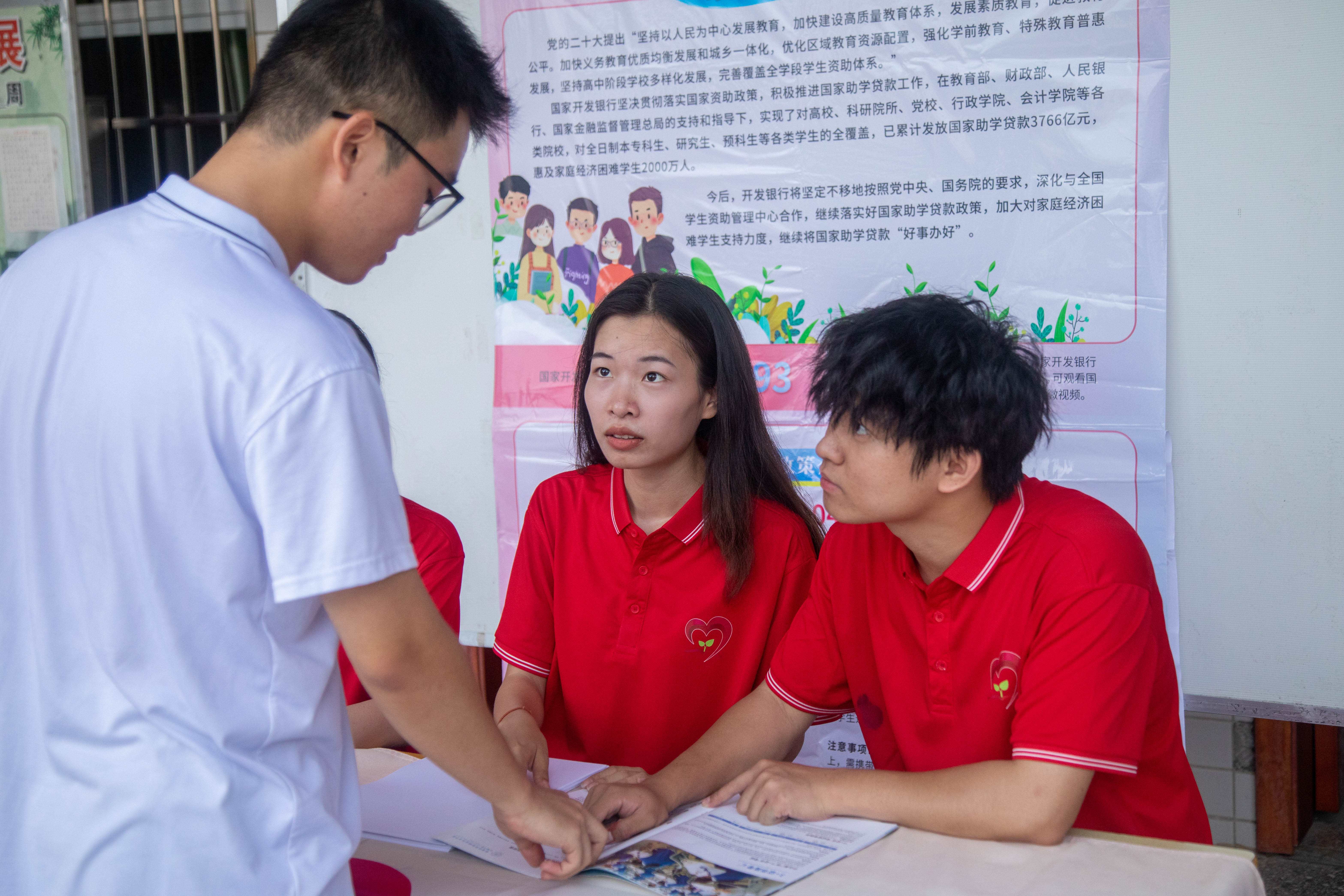 图为融媒体资助宣传实践队队员走入校园普及资助政策现场。(徐锦颂 供图)