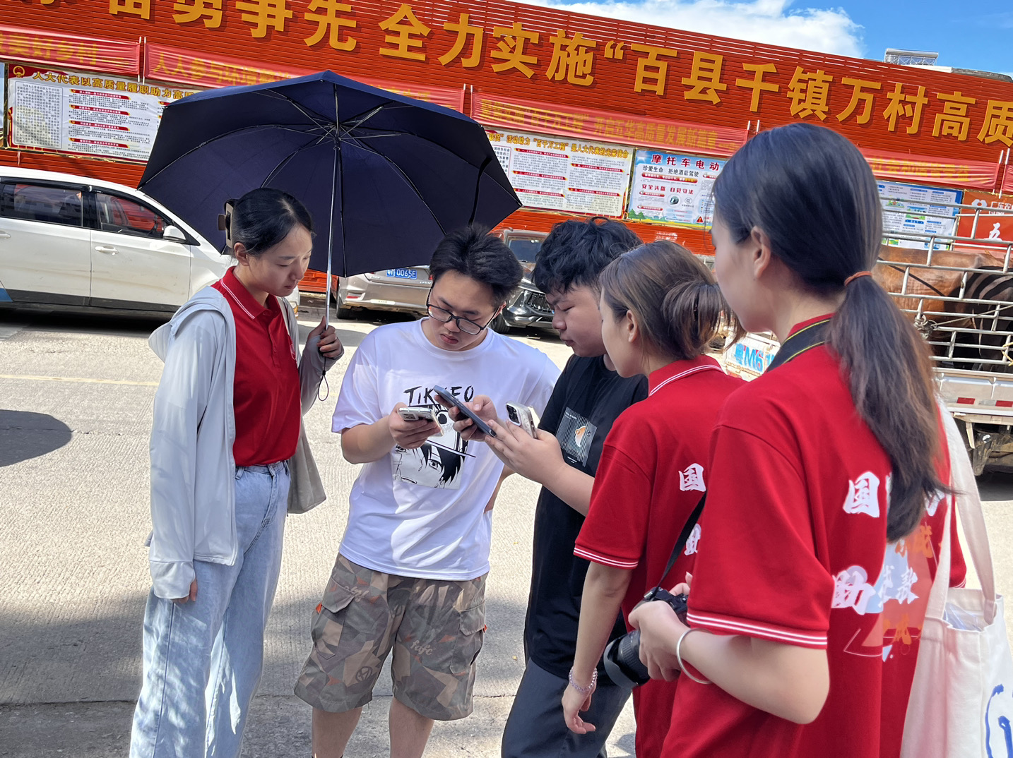 图为融媒体资助宣传实践队向学生普及资助政策现场。(周挥景 供图)