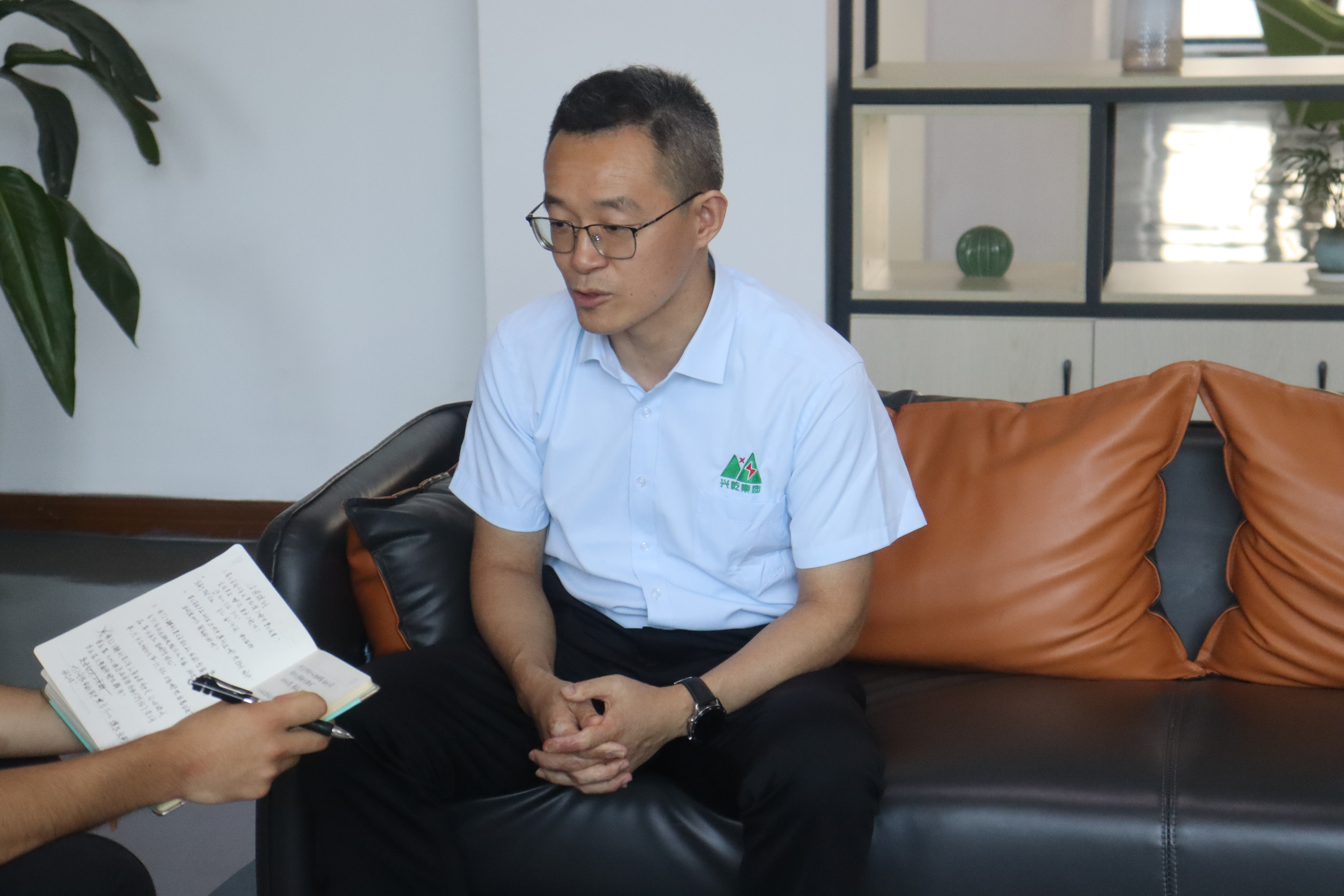 图为调研团成员与兴屹集团高级工程师进行科技访谈,对目前电动汽车行业和产品进行了全方面的交流 王淳郡摄