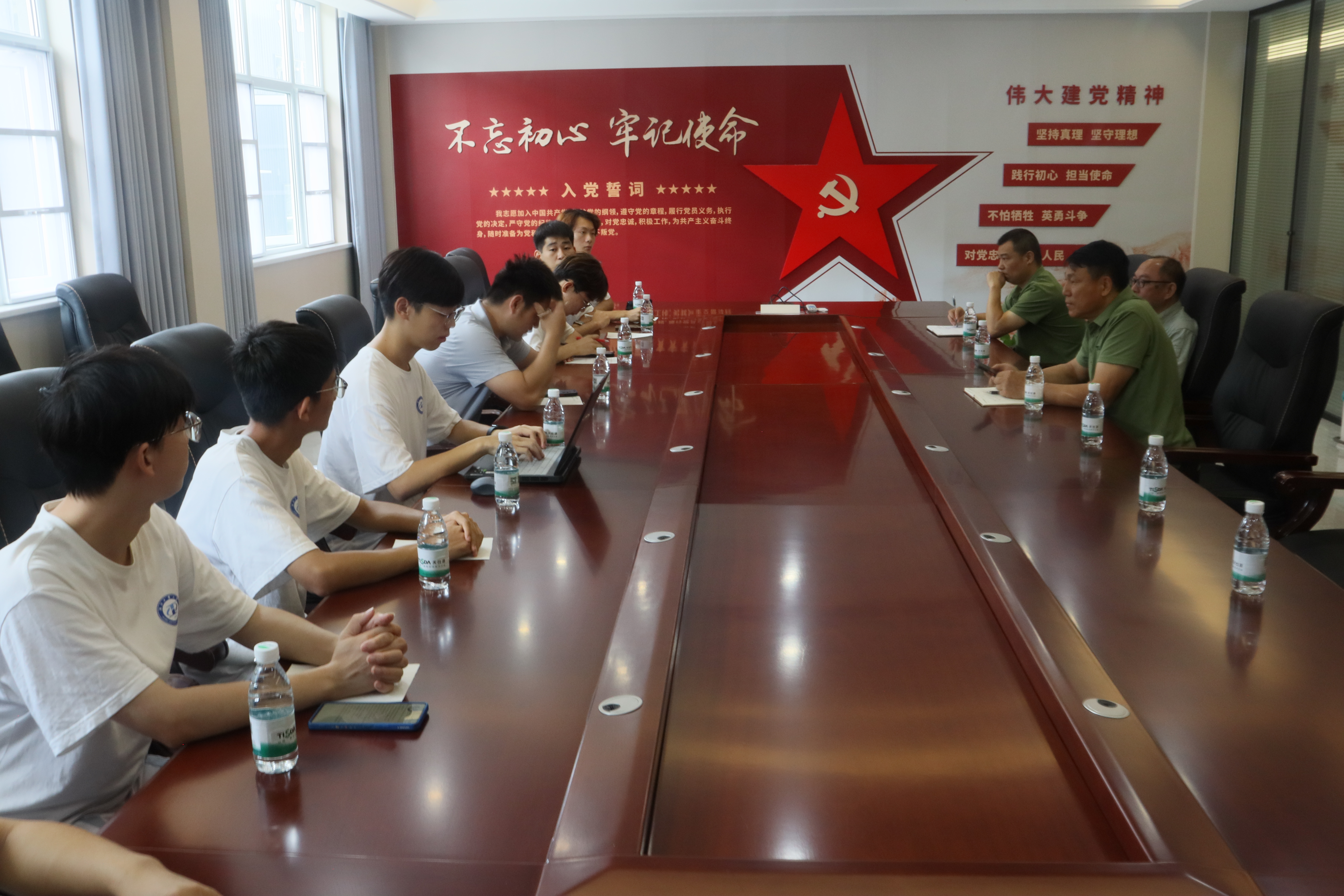 图为调研团一行在天仕达与技术工程师进行科技座谈会,调研团成员们就参观过程中疑惑的部分咨询专业的电气工程师 徐姊媛摄