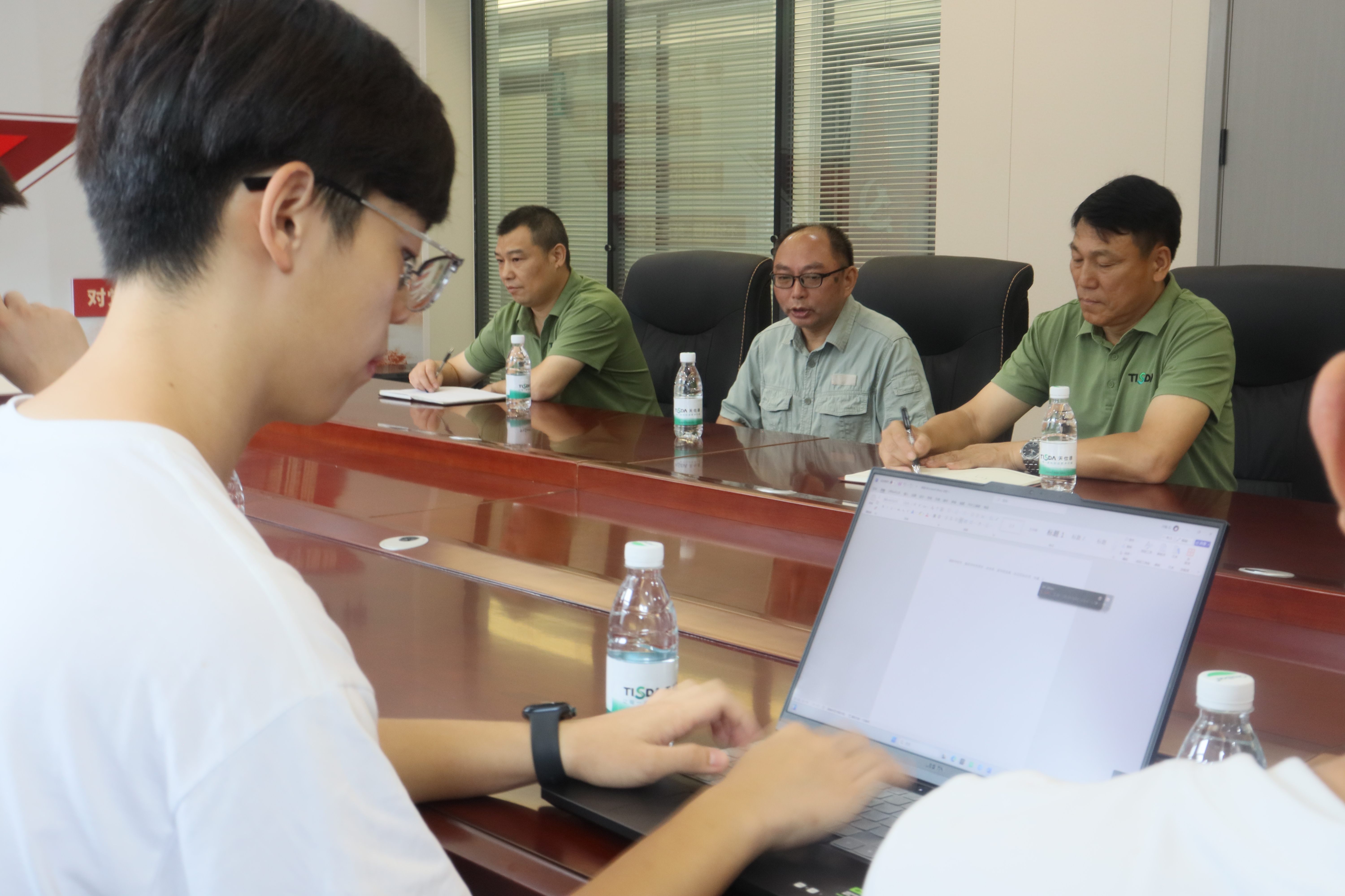 图为天仕达技术工程师为调研团一行开展科技小讲堂,着重讲解了变压器材料条件的影响以及天仕达在电气专业领域取得的成就 夏菲摄
