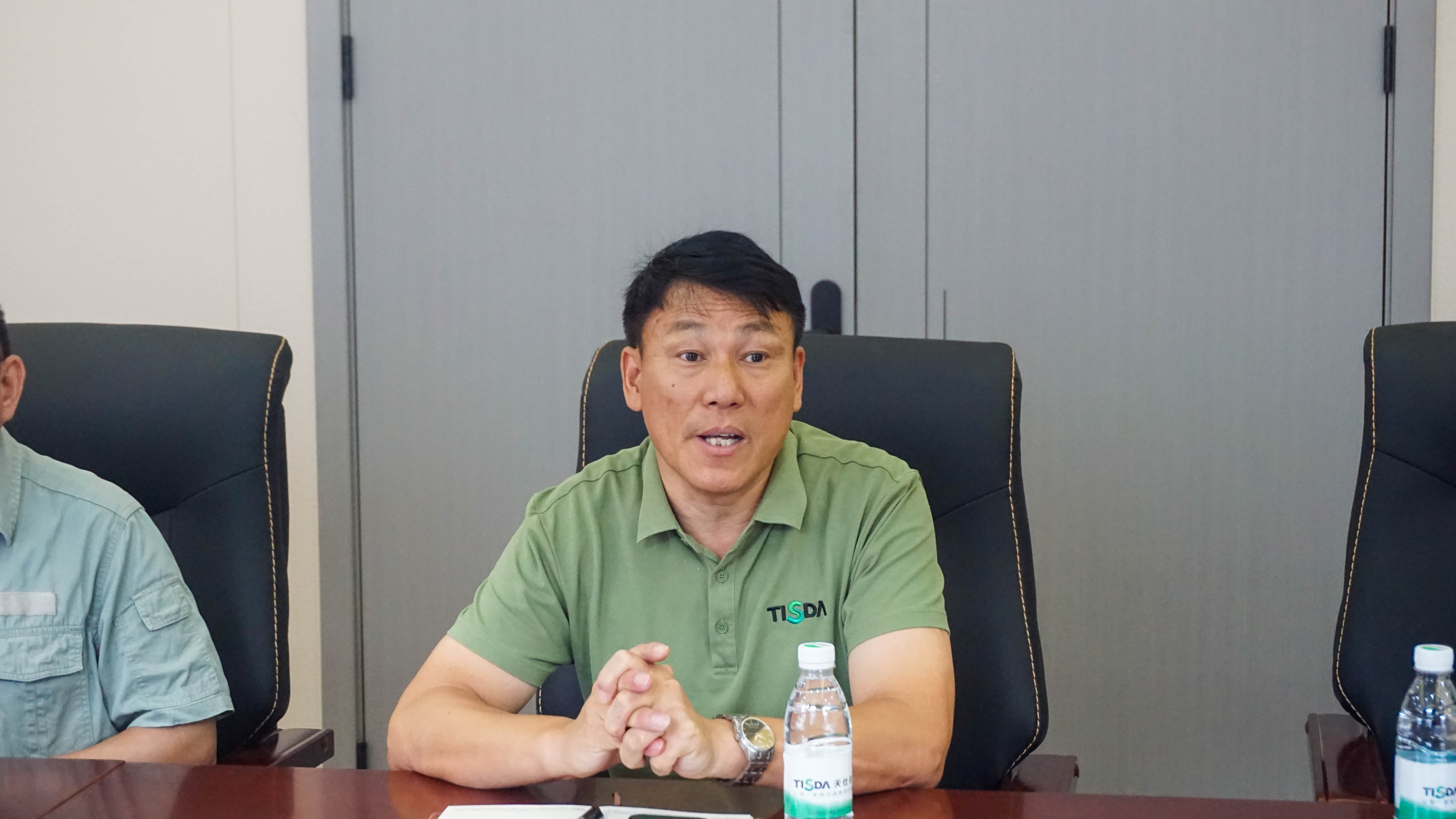 图为工厂负责人寄语广大青年要注重理论知识与实践能力的有机结合,同时注重交叉学科素养的提升,从基层做起,脚踏实地 王淳郡摄