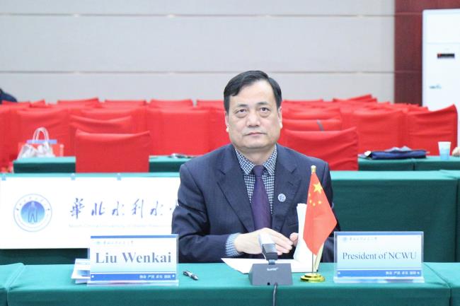 校长刘文锴参加会议.jpg