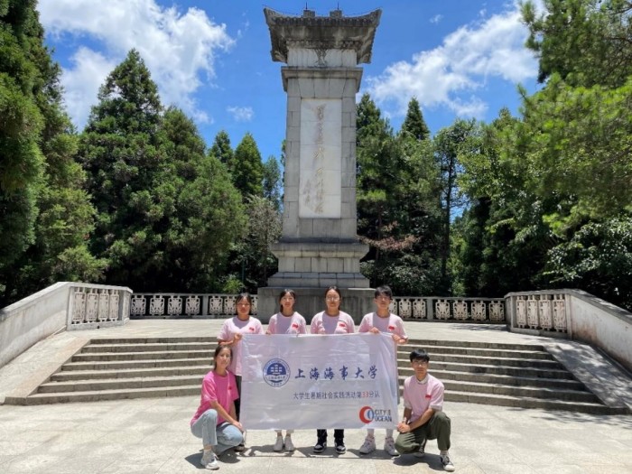 雨路实践队成员在黄洋界保卫战胜利纪念碑下合影.jpg