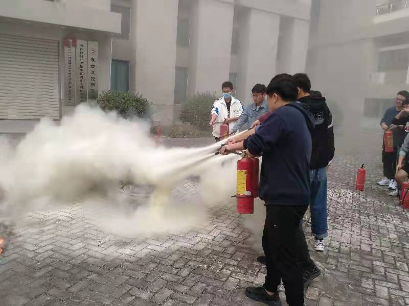 同学们使用灭火器.jpg