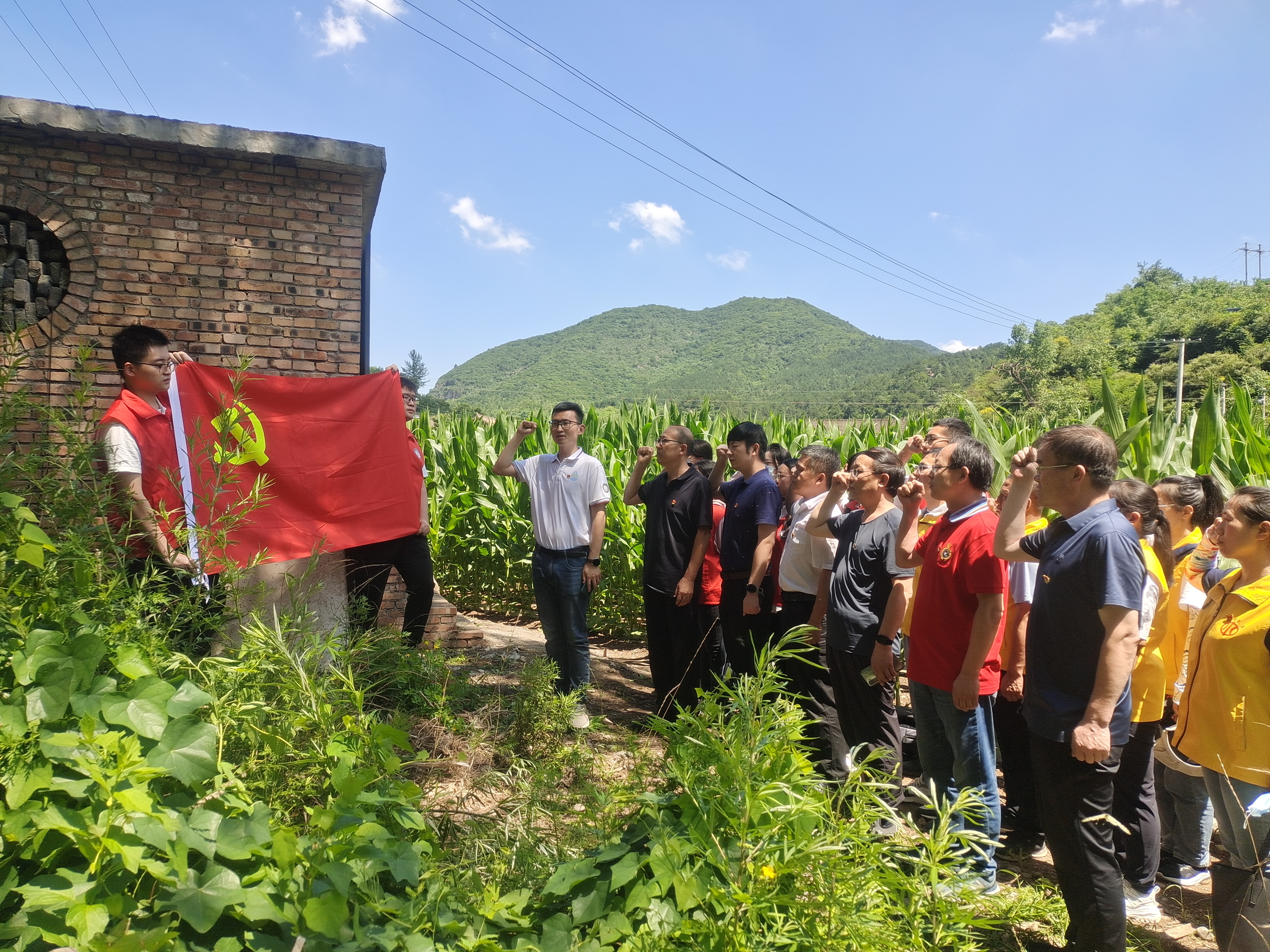 1.地大环境学院党委副书记王海锋带领全体成员重温入党誓词.jpg