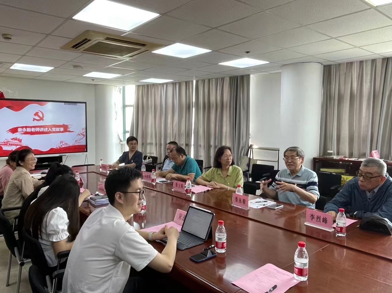04-图为娄永毅老师分享入党故事.jpg