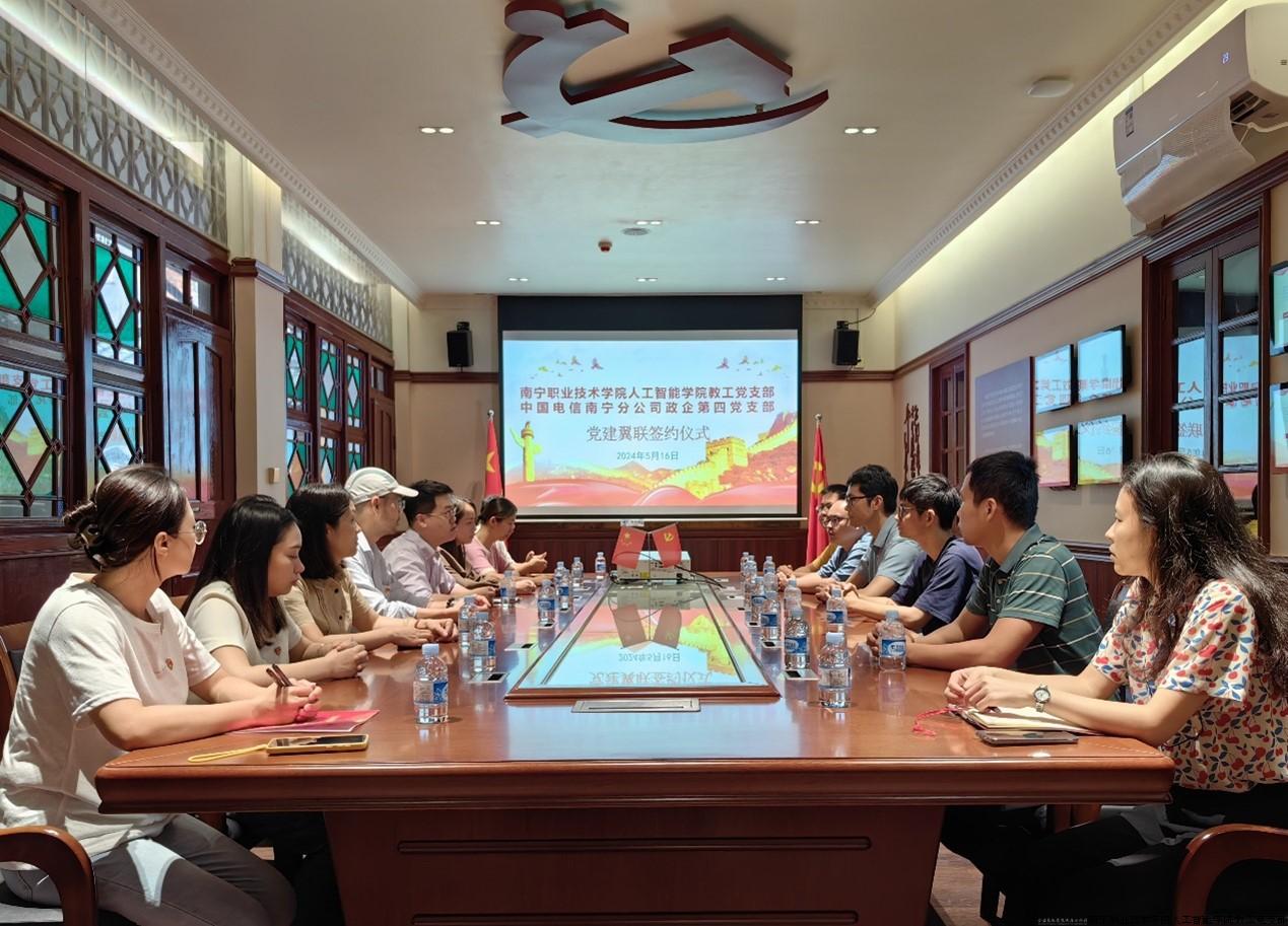 2.座谈会现场.jpg